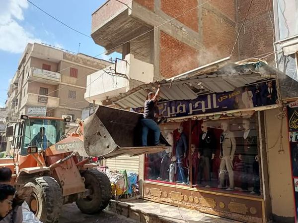 تنفيذ ٨٠ قرار إزالة ضمن حملة لرفع الإشغالات والأسوار المخالفة بمدينة دسوق
