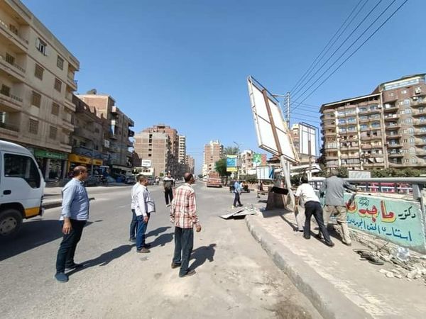 حملة لإزالة الإعلانات غير المرخصة والعشوائية بمدينة دسوق