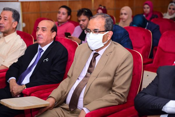 رئيس جامعة سوهاج يشهد مناقشة رسالة ماجستير لباحث كويتي 