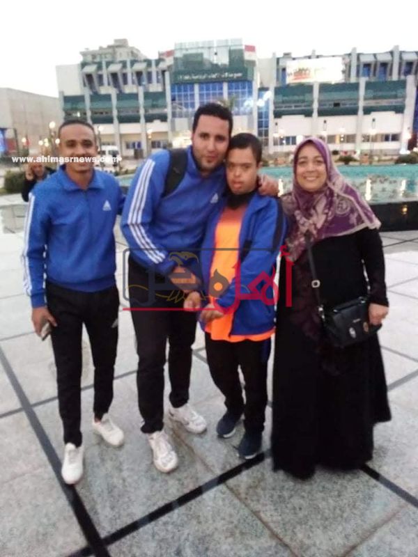عمر مع والدته و الكابتن محمد تمام