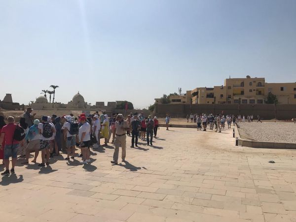 آلاف السائحين يزورون معبد الكرنك اليوم 