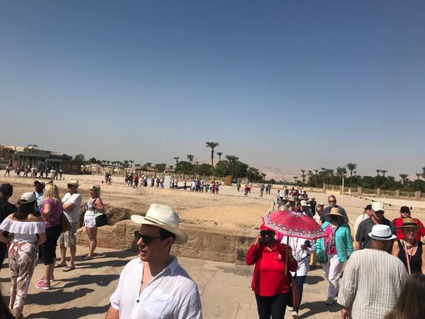 آلاف السائحين يزورون معبد الكرنك اليوم 