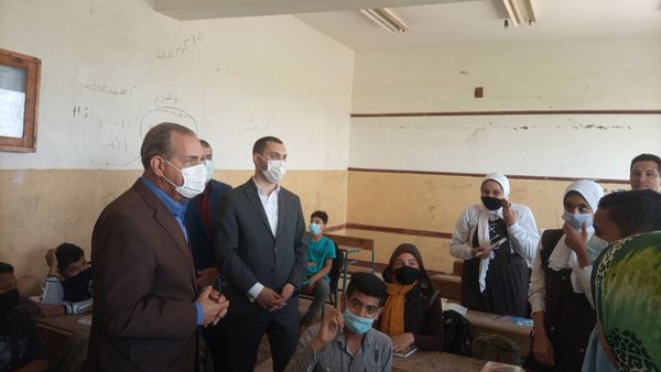 محافظ كفر الشيخ يتفقد مدرسة زهران  ويختبر الطلاب مشيداً بمستواهم
