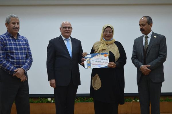 تكريم العاملين بحى الشرق