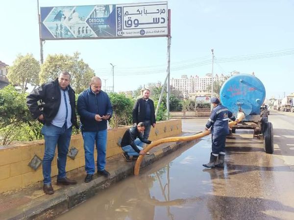 استمرار مواجهة التغيرات المناخية وسقوط الأمطار بشوارع مدينة دسوق 