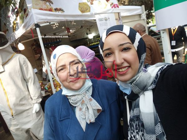 الصحفية رانيا خليل مع مدير معهد بحوث النحل