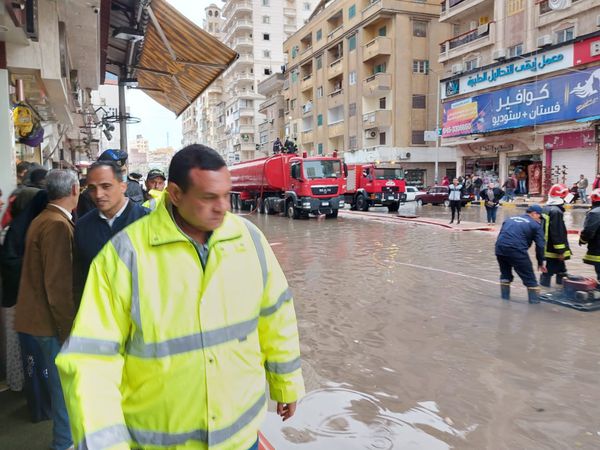 اللواء هشام آمنة محافظ البحيرة يتفقد أعمال رفع المياة بشوارع ونفق شبرا بدمنهور