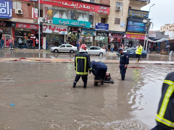 اللواء هشام آمنة محافظ البحيرة يتفقد أعمال رفع المياة بشوارع ونفق شبرا بدمنهور