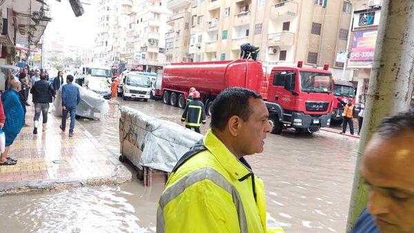 اللواء هشام آمنة محافظ البحيرة يتفقد أعمال رفع المياة بشوارع ونفق شبرا بدمنهور