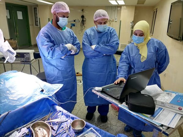 المستشفى الجامعي بسوهاج تجري عملية زراعة قوقعة لطفلة من اسوان