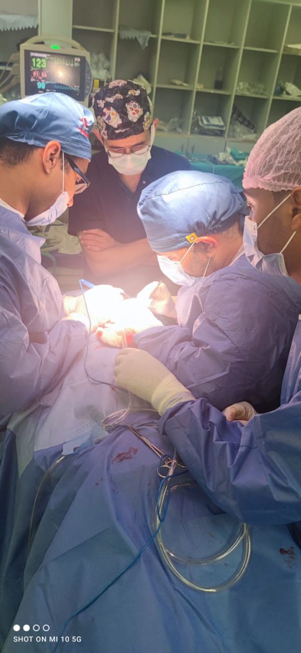 بعد ٦ ساعات بغرفة العمليات..   فريق طبي بمستشفي سوهاج الجامعي ينجح في إنقاذ حياة شاب بعد ذبحه
