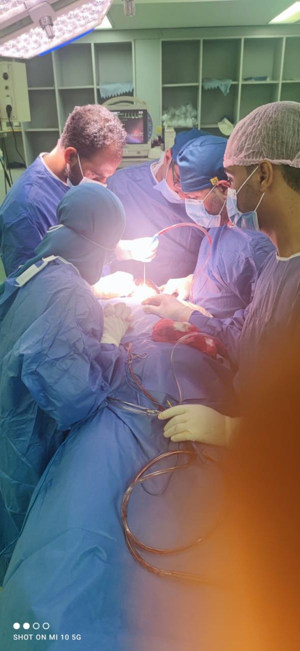 بعد ٦ ساعات بغرفة العمليات..   فريق طبي بمستشفي سوهاج الجامعي ينجح في إنقاذ حياة شاب بعد ذبحه