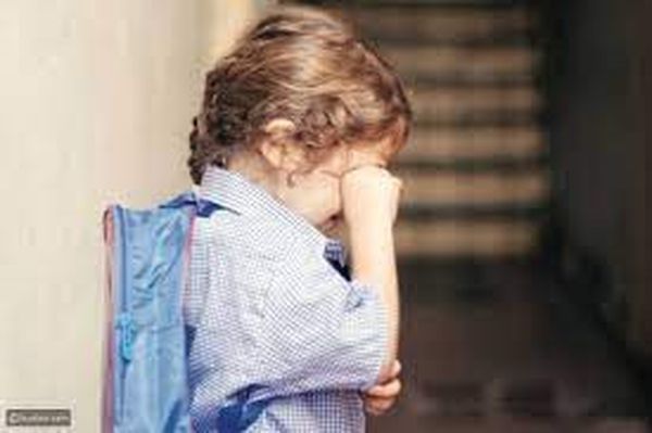 بكاء الطفل عند الذهاب للمدرسة