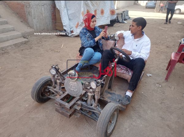 طالب ثانوي يصنع سيارة من الخردة في قنا