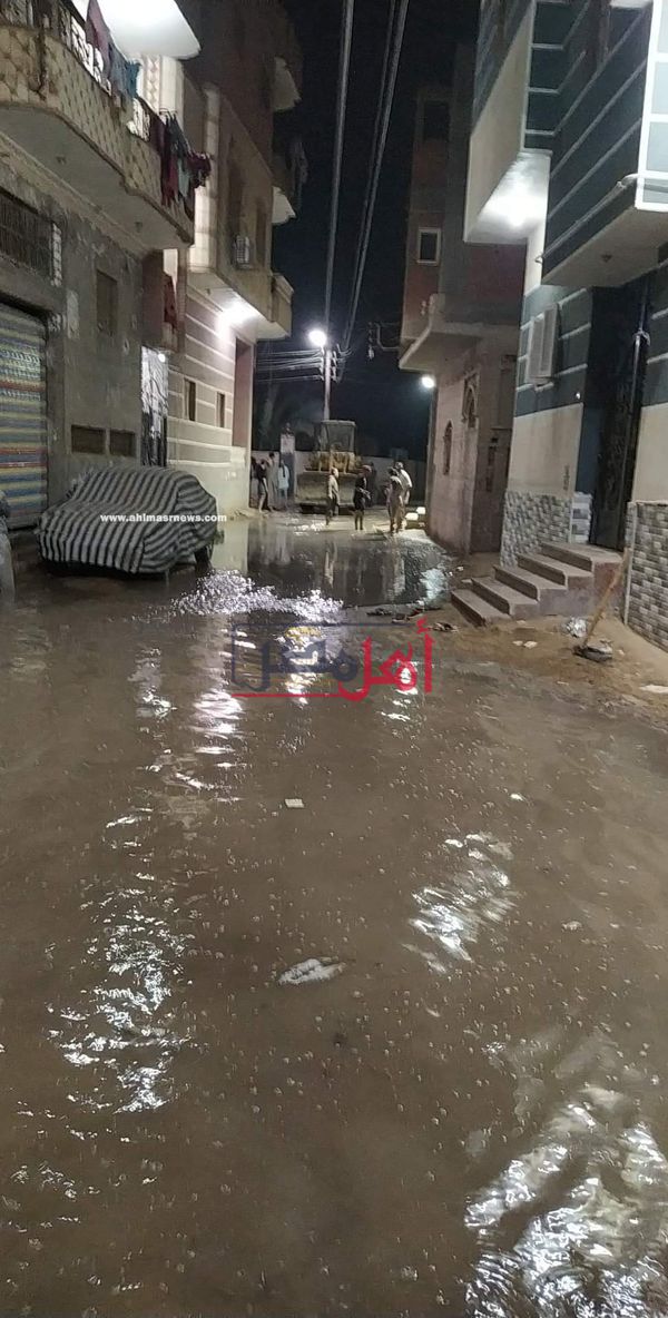 عاجل شوارع قرية السلام تغرق في بحيرة من المياة بمركز طامية بالفيوم