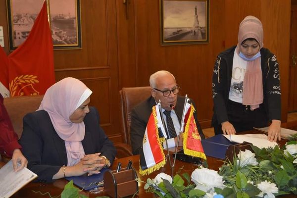 محافظ بورسعيد يوقع عقود إسناد إنشاء النادي المصري الجديد