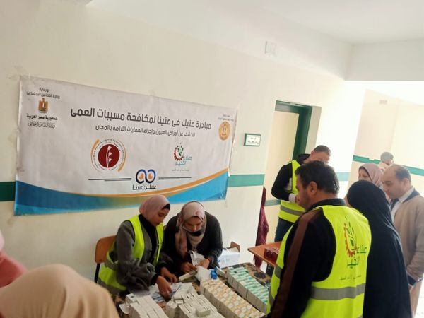 الكشف على مرضى العيون
