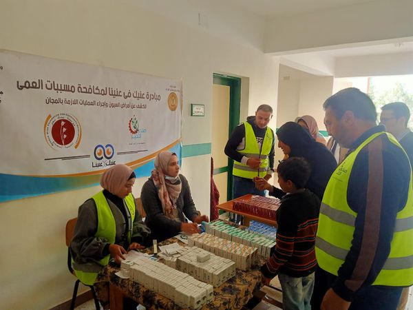 الكشف على مرضى العيون