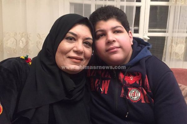 احمد مع والدته