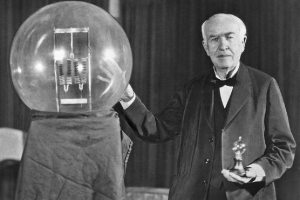 اختراع المصباح الكهربائي
