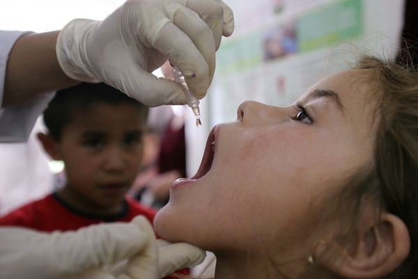 التطعيم ضد شلل الأطفال 