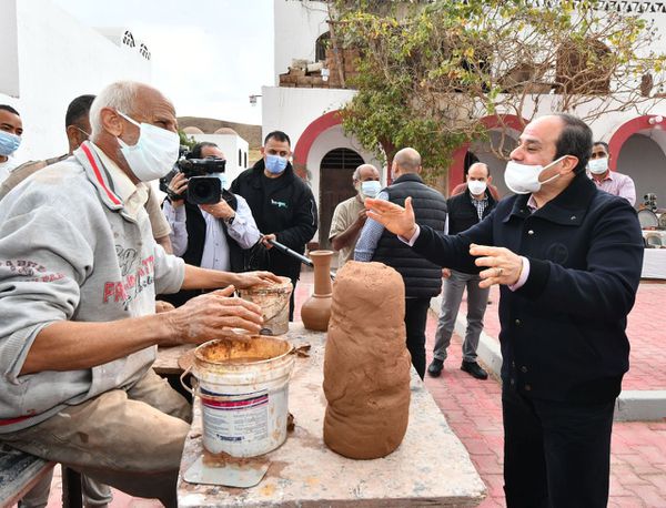 السيسي يزور ورش الفخار في مصر القديمة