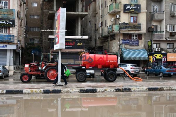   الفيوم: استمرار أعمال رفع مياه الأمطار من الشوارع لتيسير حركة المشاة والسيارات