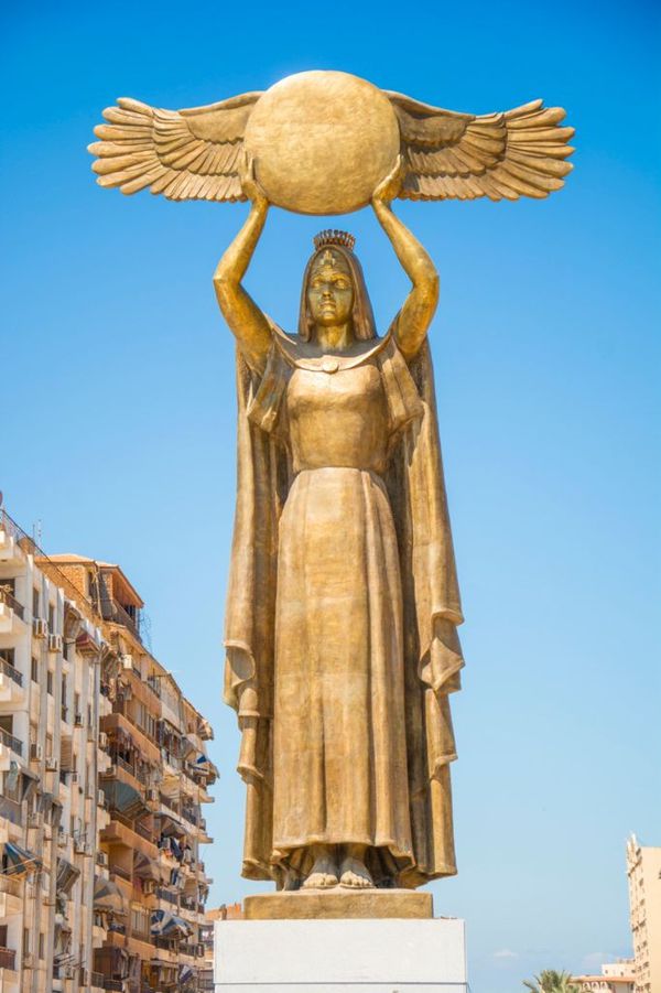تمثال المرأة المصرية بساحة مصر 