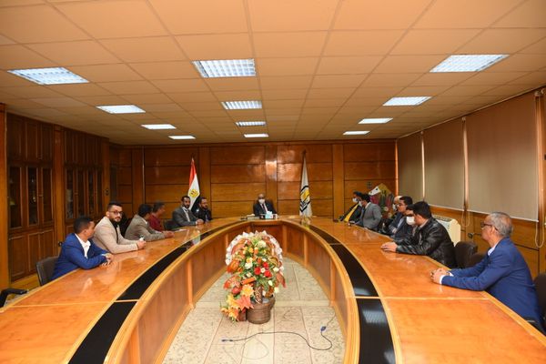 رئيس جامعة أسيوط والوفد اليمنى 