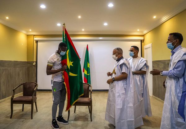 قائد منتخب موريتانيا يتسلم تسليم علم المرابطين 