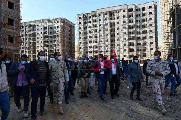 مساعد رئيس مجلس الوزراء ونائب محافظ الفيوم يتفقدان مشروع السكن البديل بالحواتم 