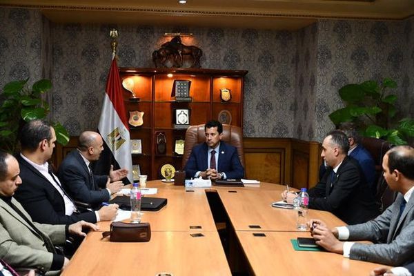 وزير الرياضة في مجلس مع الاتحاد المصري لرفع الاثقال