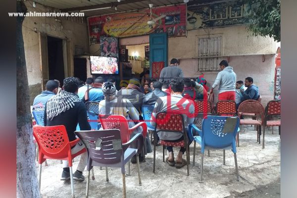 المواطنون بكفر الشيخ يشاهدون مبارة المنتخب