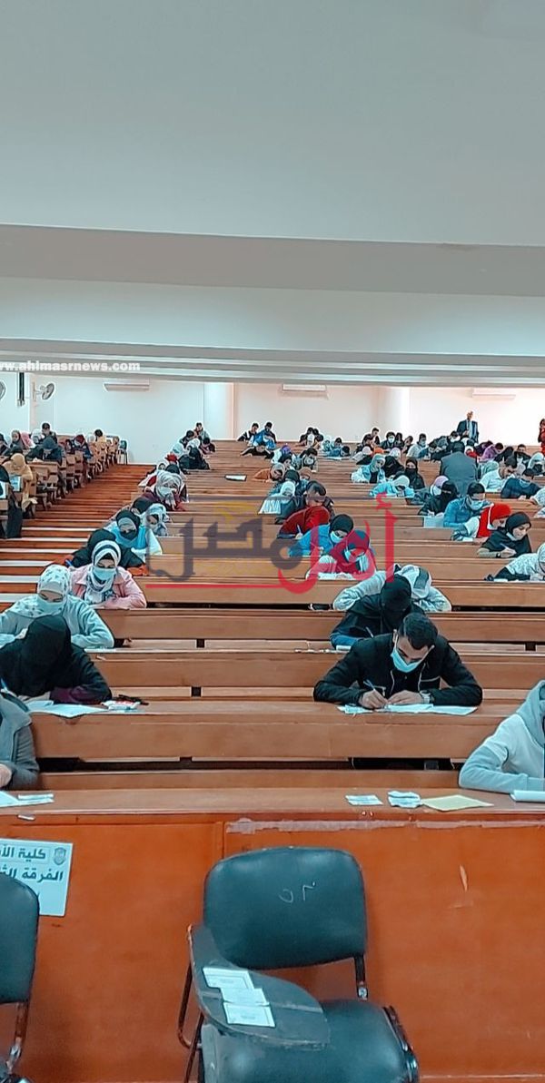 جامعة الفيوم: عميد كلية الآداب يتابع امتحانات الفصل الدراسي الأول بالكلية