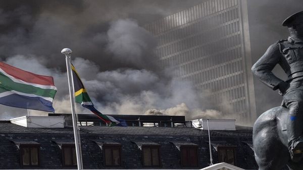 حريق برلمان جنوب افريقيا.jpg