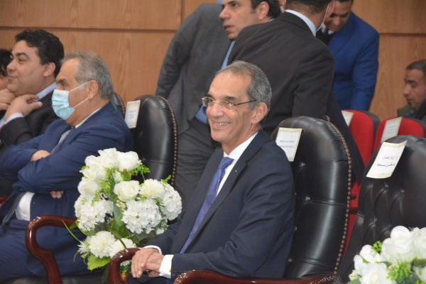 وزير الاتصالات فى زيارة لبورسعيد