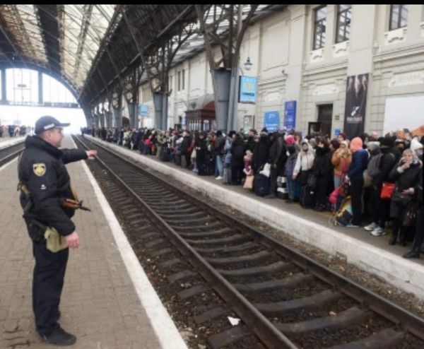 تكدس الكثير من الأوكرانيون في القطارات المتجهة إلى بولندا 