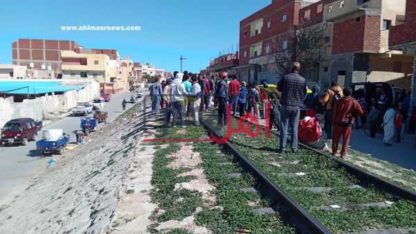 أول صور لحادث دهس شخص للقطار القادم من الاسكندرية لمطروح