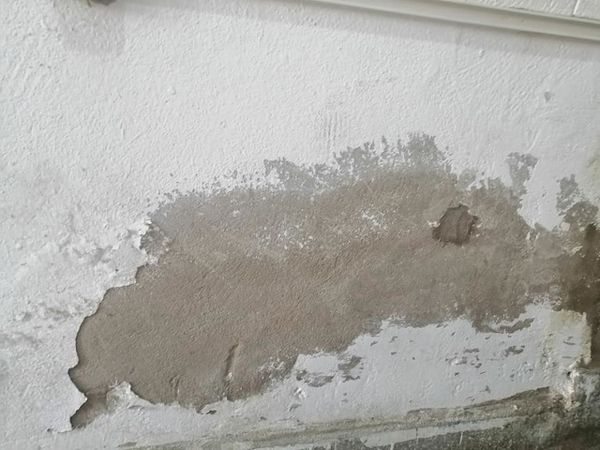 جدران متهالكة بسبب ابار الصرف