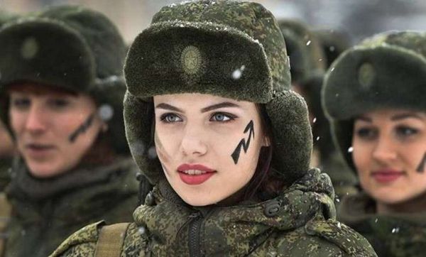 جندية في الجيش الاوكراني