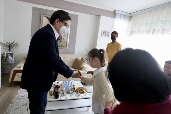 رئيس مقدونيا يصطحب طفلة
