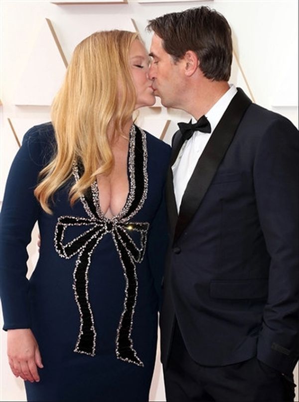 إيمي شومر تتبادل القبلات مع زوجها 