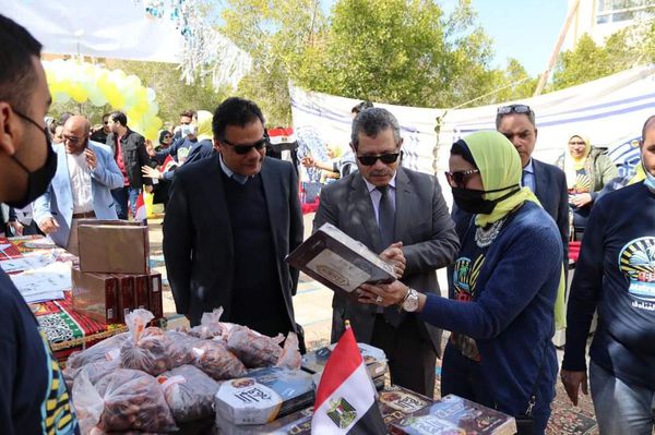 جامعة مطروح تفتتح السوق الخيري لمستلزمات رمضان 