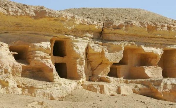 جبل الموتي سيوة شاهد علي اسرار تاريخ الواحة ويحتوي علي 3000 مقبرة 