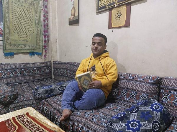 حسين إبراهيم في منزله وهو يقرأ القرأن