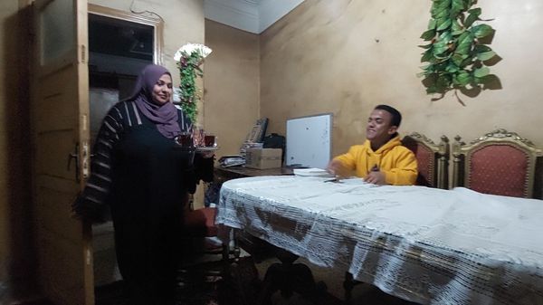 حسين ووالدته تقدم له الشاي لمذاكرة دروسه