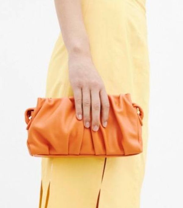حقائب يد باللون البرتقالي 