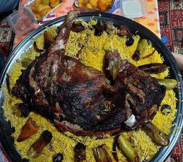 طهي اللحوم وسط الرمال يطلق عليها ابو مردم من اكلات سيوة ومطروح 