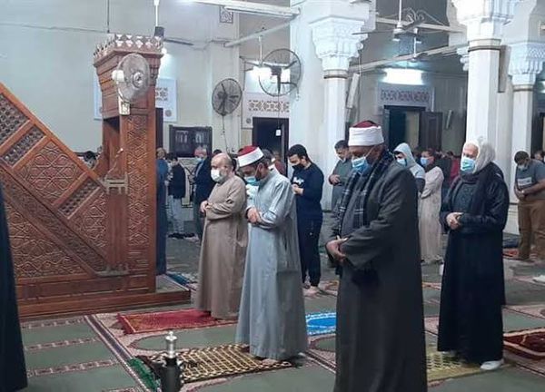 أجواء روحانية وإيمانية في أول صلاة تراويح بمساجد مطروح