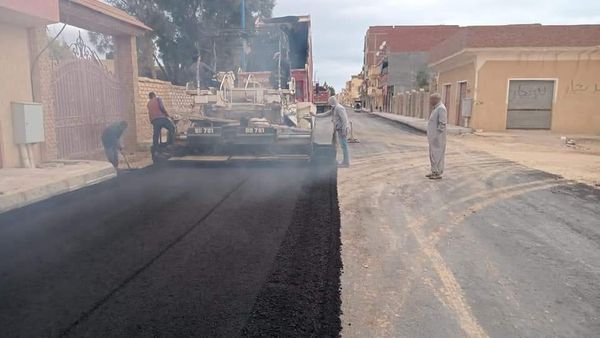 محافظ مطروح يتابع رصف طريق الوادي بعد انتهاء مشروعات البنية التحتية